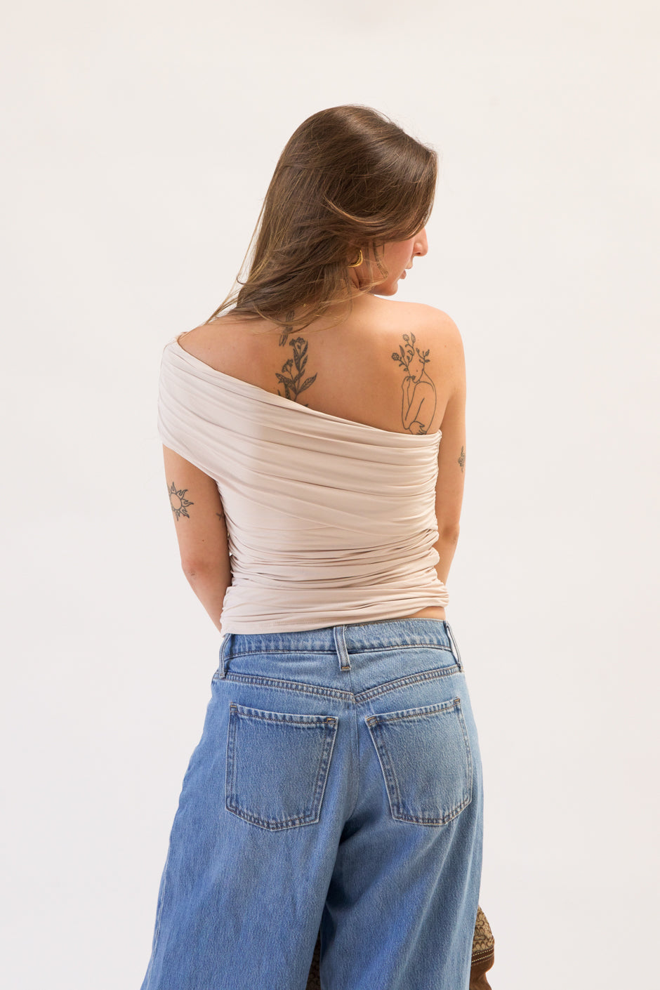 ELLIE ECRU ONE SHOULDER TOP